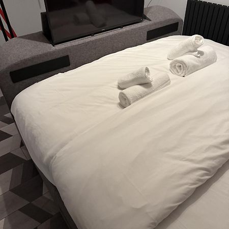 Beautiful 5 Bedroom Home Sleeps 12 People In Manchester Eksteriør billede
