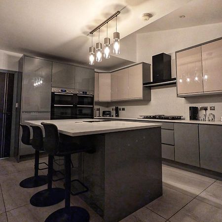 Beautiful 5 Bedroom Home Sleeps 12 People In Manchester Eksteriør billede