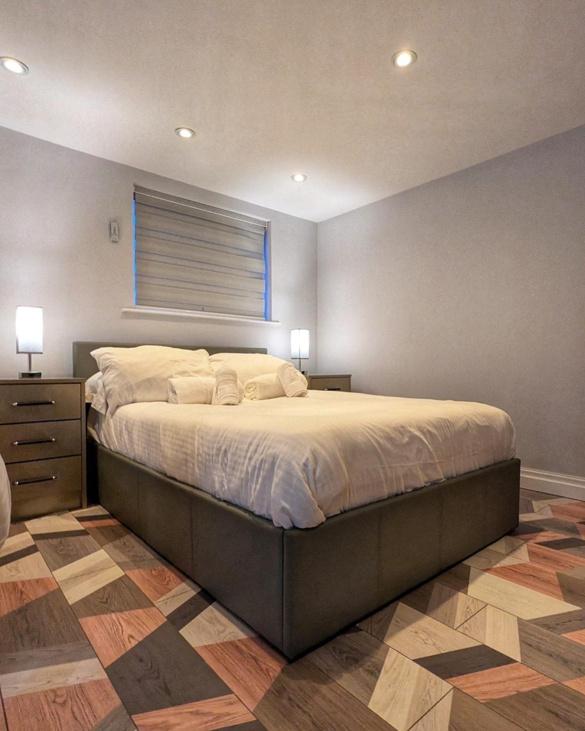 Beautiful 5 Bedroom Home Sleeps 12 People In Manchester Eksteriør billede