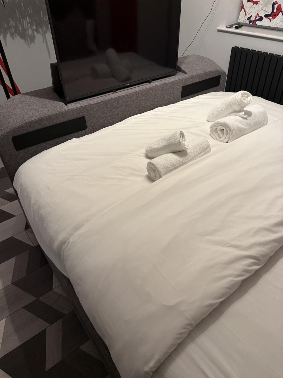 Beautiful 5 Bedroom Home Sleeps 12 People In Manchester Eksteriør billede