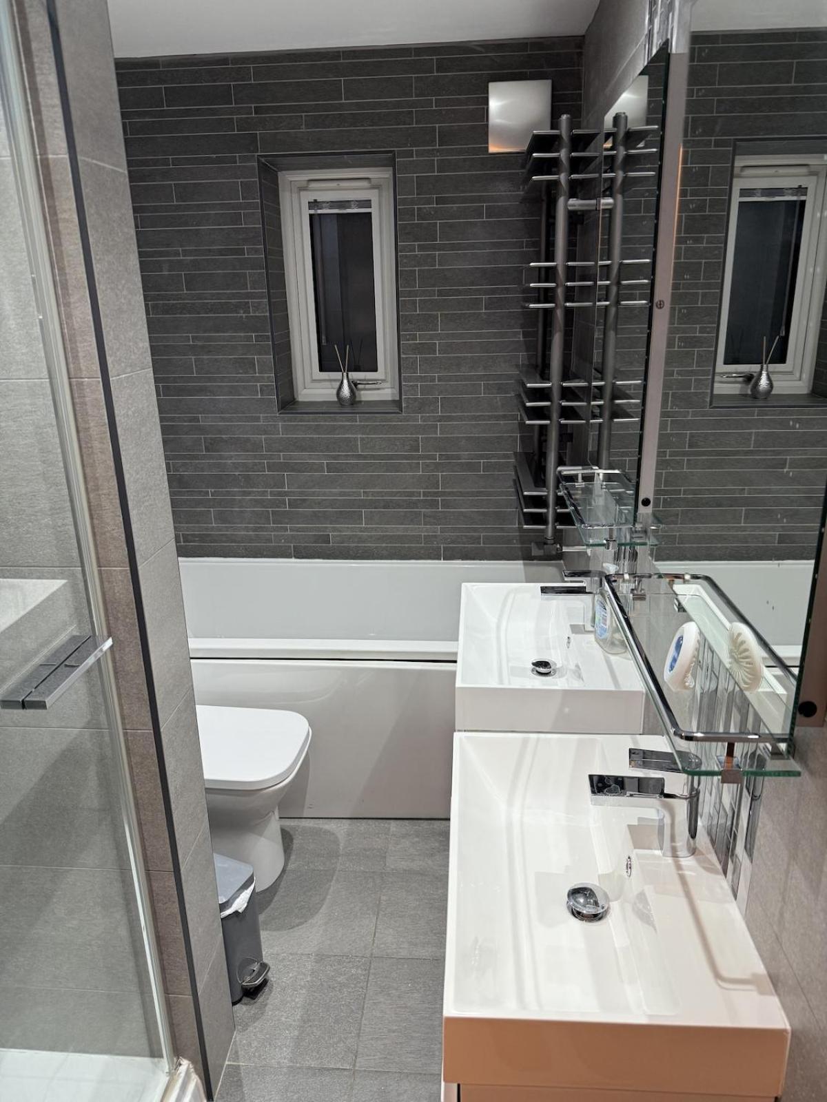Beautiful 5 Bedroom Home Sleeps 12 People In Manchester Eksteriør billede