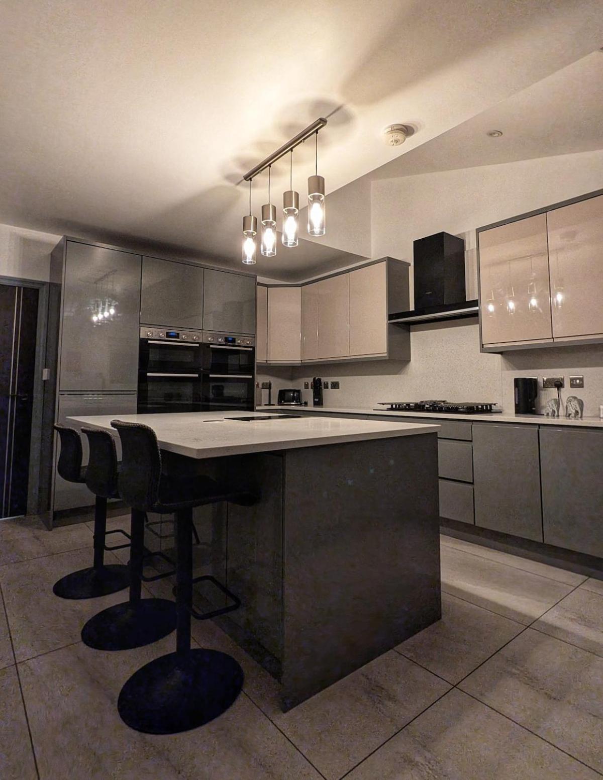 Beautiful 5 Bedroom Home Sleeps 12 People In Manchester Eksteriør billede