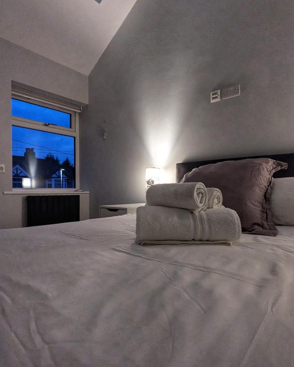 Beautiful 5 Bedroom Home Sleeps 12 People In Manchester Eksteriør billede
