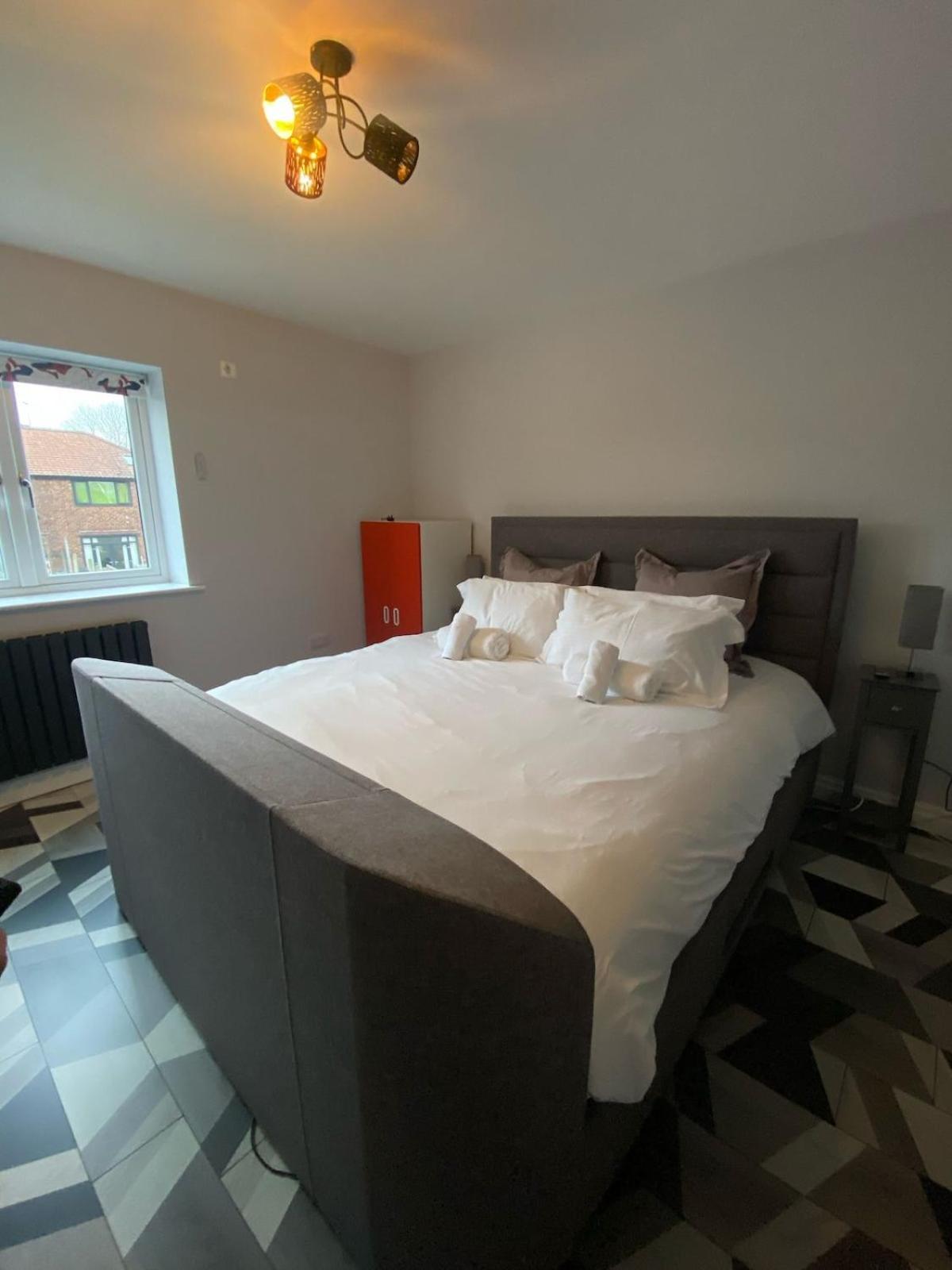 Beautiful 5 Bedroom Home Sleeps 12 People In Manchester Eksteriør billede