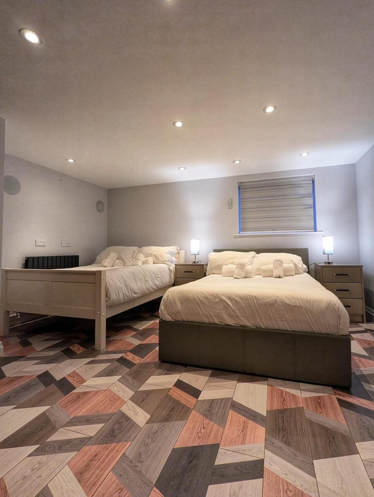 Beautiful 5 Bedroom Home Sleeps 12 People In Manchester Eksteriør billede